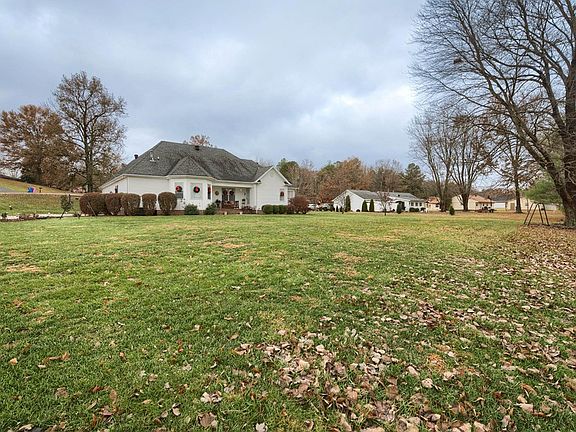 3rd image of 20 Hillcrest Cir