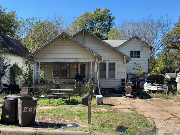 207 Michigan St, Winfield, KS 67156