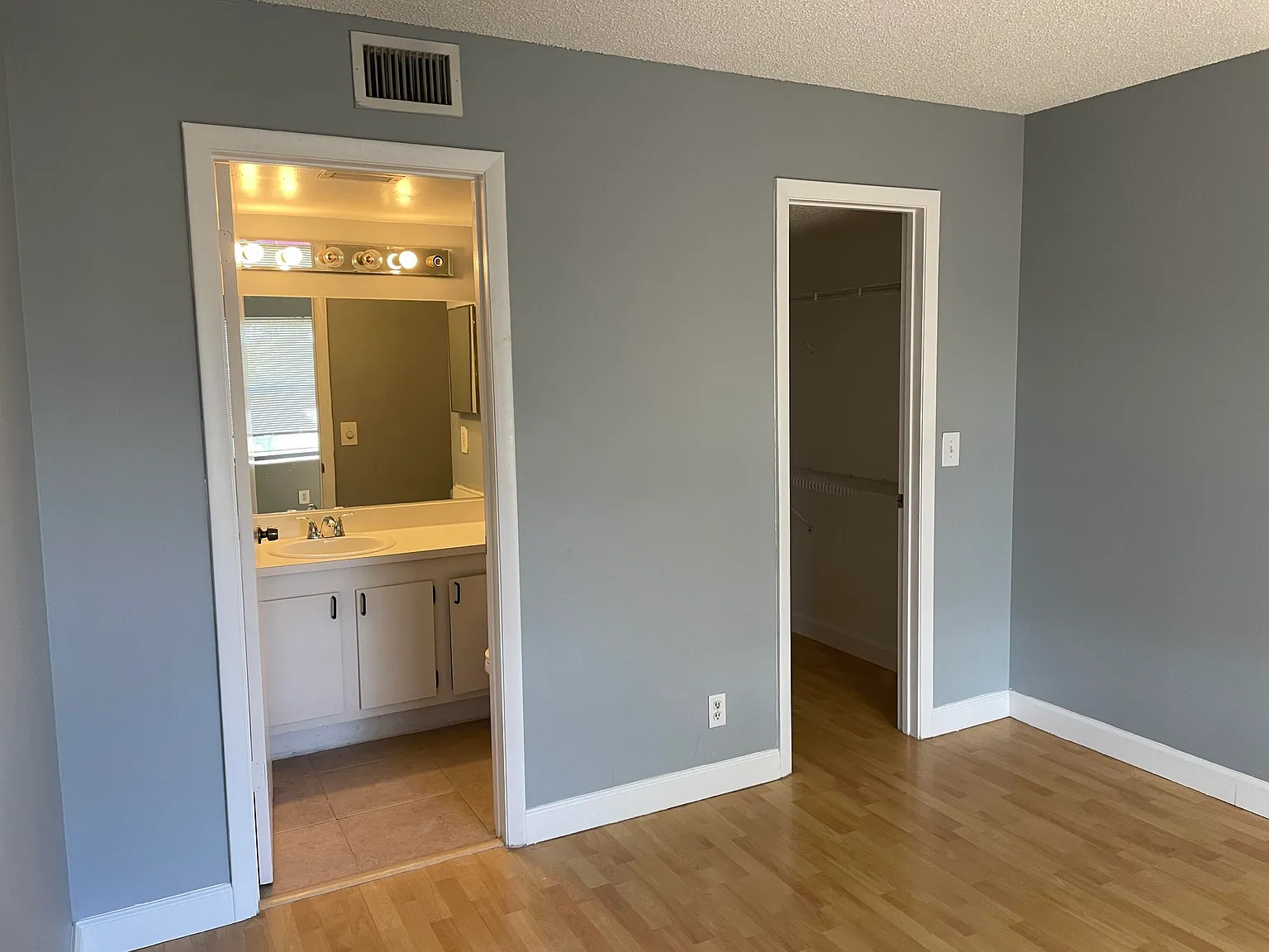 2 bed, 2.0 bath, 857 sqft, $2,200 — Photo 2