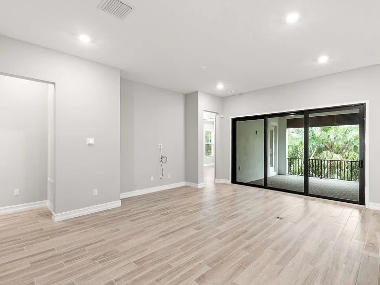 1011 Seagrape Dr — Photo 4