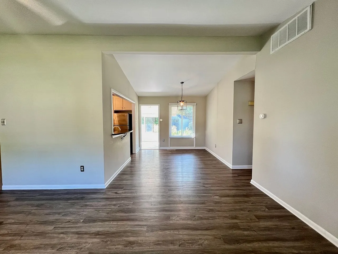 3 bed, 1385 sqft, $2,450 — Photo 2