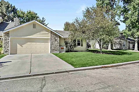 4 bed, 1827 sqft, $2,595 — Photo 1