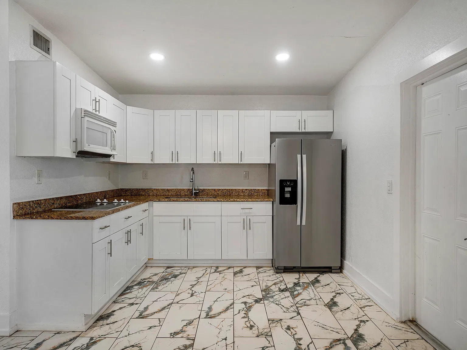 3 bed, 1.0 bath, 1001 sqft, $2,700 — Photo 4