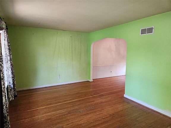 2nd image of 1379 Thatcher Ave