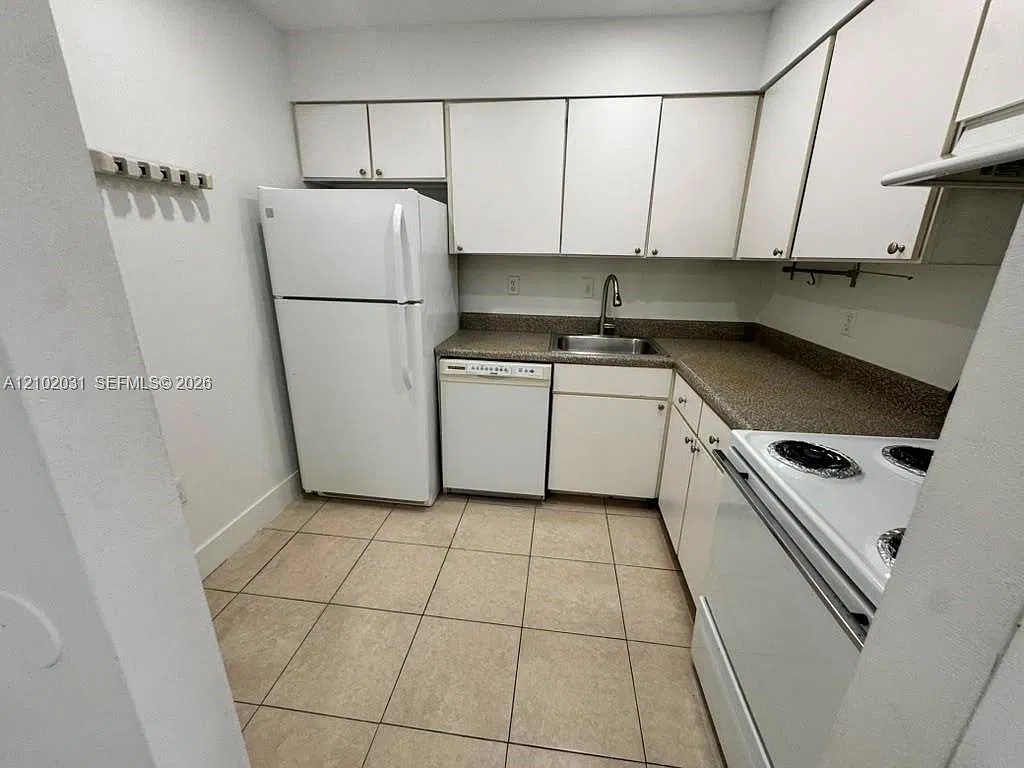 Doral Gardens Ii Condo — Photo 2