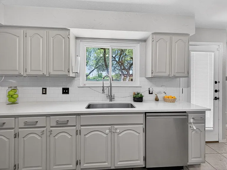 2712 Buckeye Trl — Photo 11