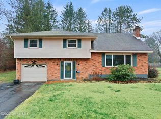 15 Cloverleaf Dr, Ballston Lake, NY 12019