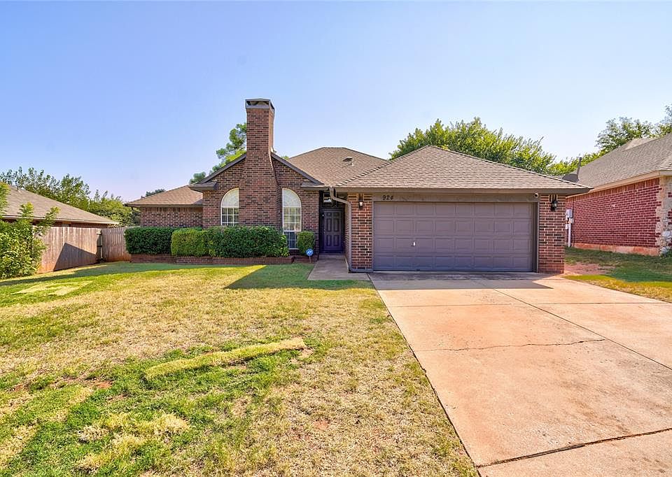 1st image of 924 NW 171st Pl
