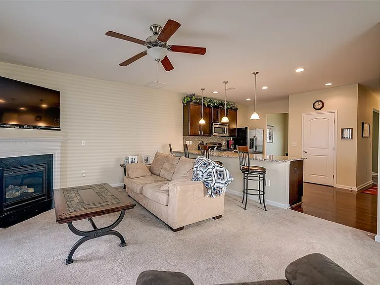 1304 Cozart St #317 — Photo 8