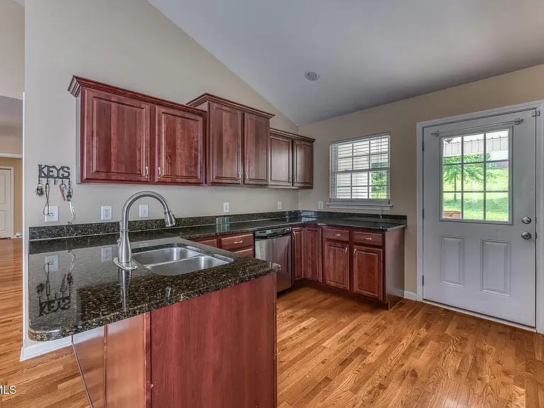 250 Bradford Ln — Photo 12