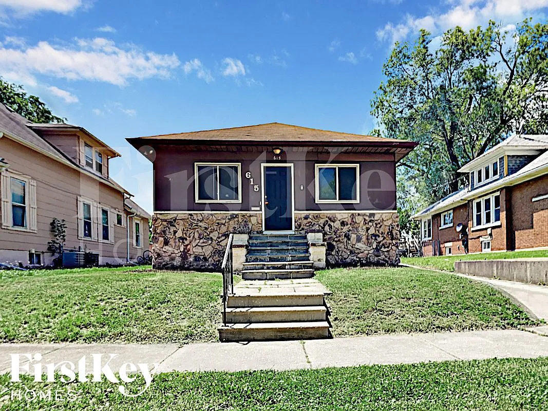 3 bed, 1.0 bath, 1092 sqft, $2,385 — Photo 1