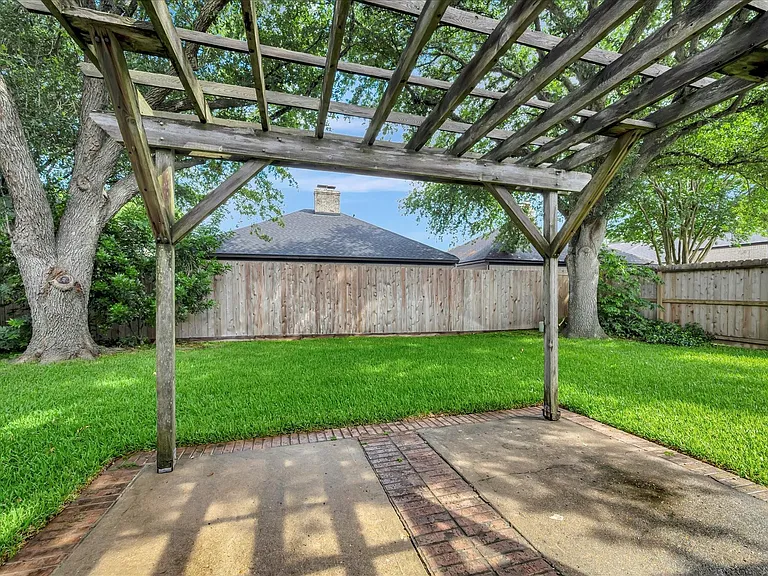 2421 Baycrest Dr — Photo 32