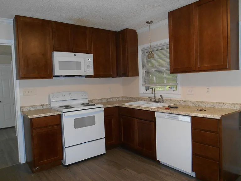1618 Carousel Cir — Photo 3