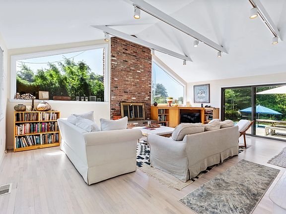 5th image of 282 Town Line Rd