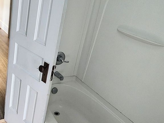 5th image of 232 Hudson Ave #232