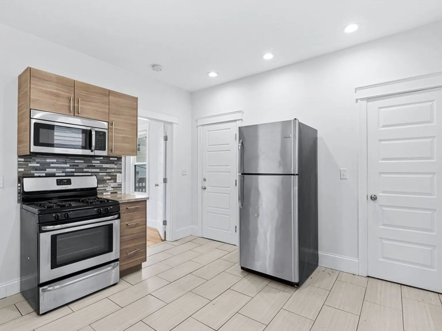 3 bed, 1100 sqft, $3,300 — Photo 3
