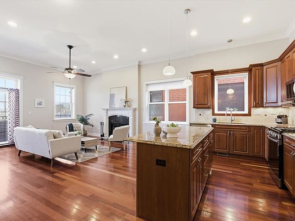 5th image of 2249 W Irving Park Rd Unit 4