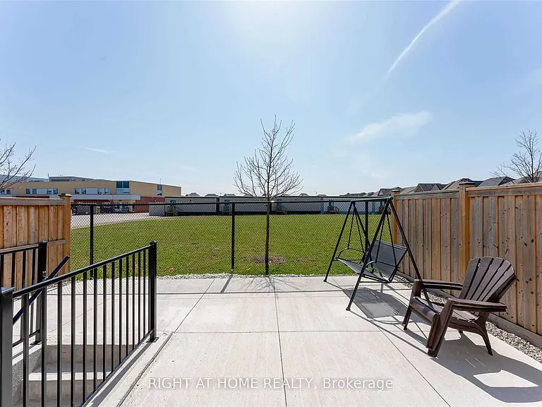 41 Dufay Rd — Photo 2