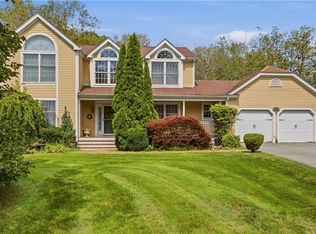 69 Carriage Dr, Portsmouth, RI 02871