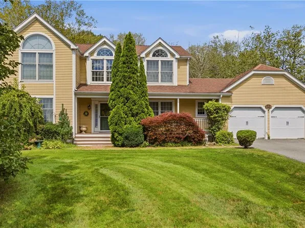 69 Carriage Dr, Portsmouth, RI 02871