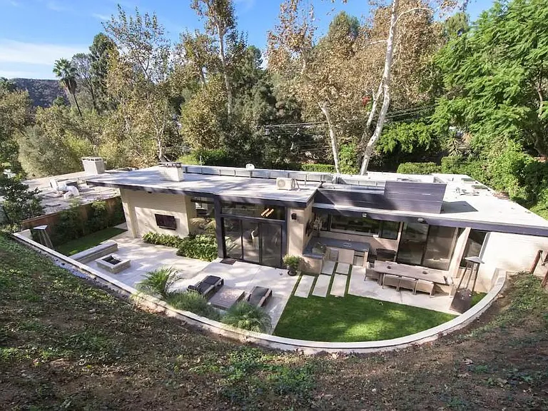 Centrally located, offering easy access to Beverly Hills' premier attractions.