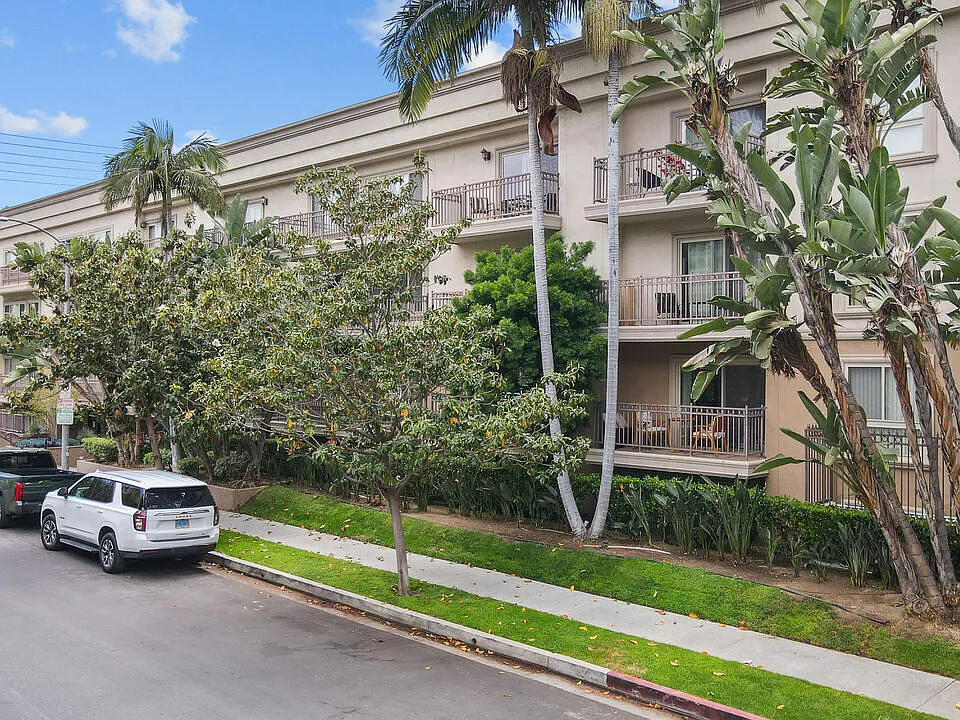 141 S Clark Dr #409