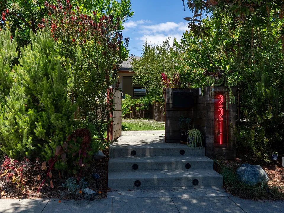 2211 Ashland Ave