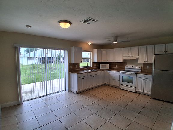 4th image of 913 SE 14th Ter #915