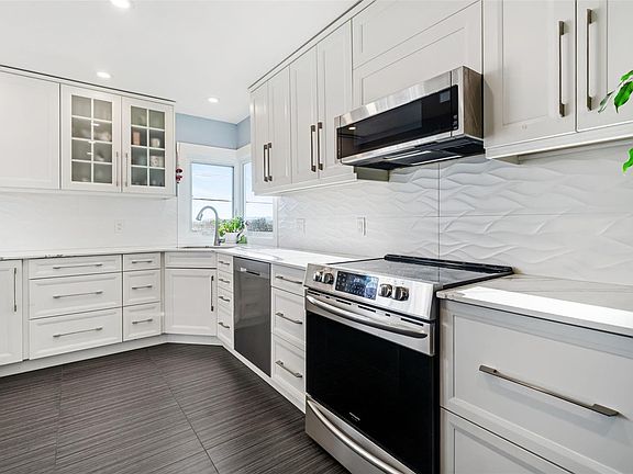 3rd image of 730 Burnside Rd W