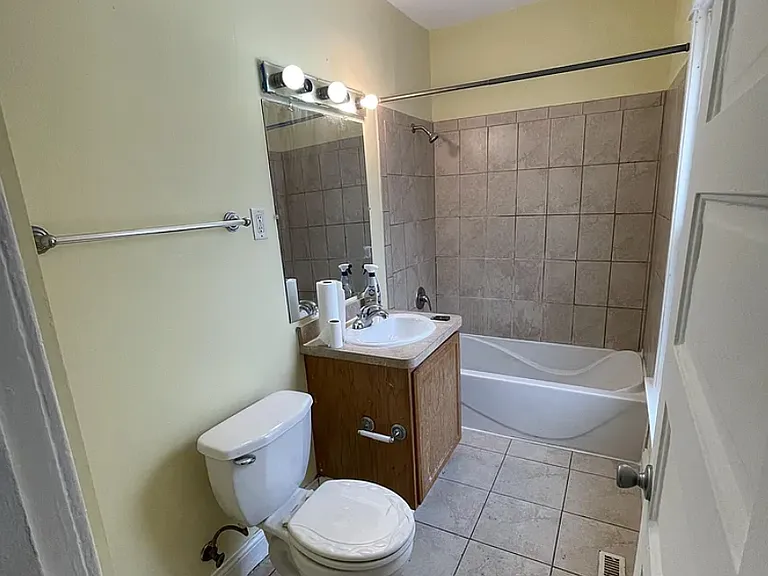 2211 Queen Ave N #1 — Photo 8