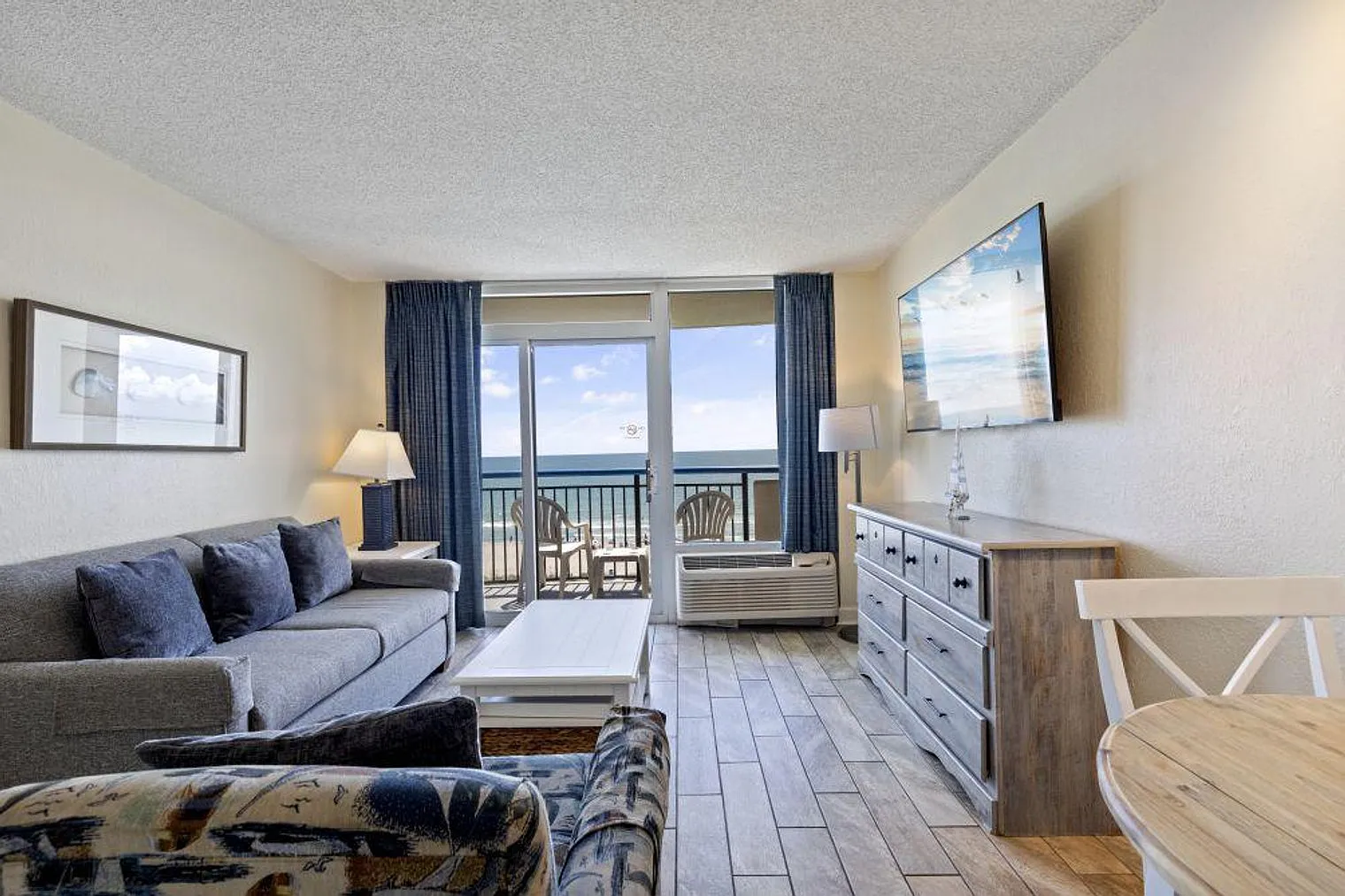 1 bed, 2.0 bath, 667 sqft, $3,244 — Photo 2