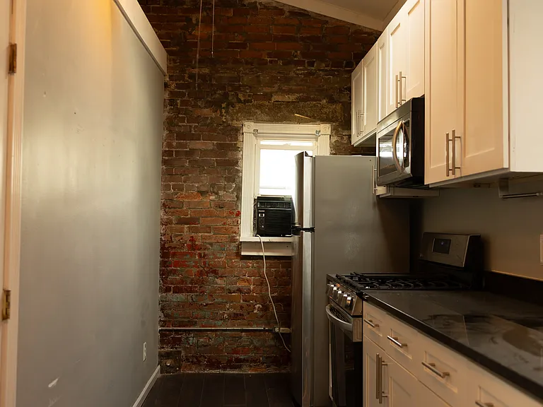 1122-1124 N High St #9 — Photo 5