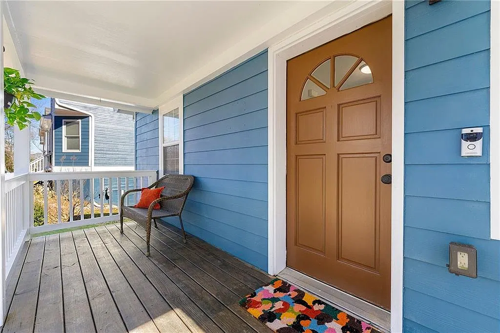 3 bed, 2.0 bath, 1008 sqft, $2,700 — Photo 2