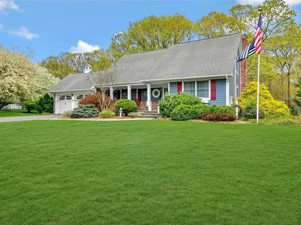 41 Robinhood Lane, East Setauket, NY 11733