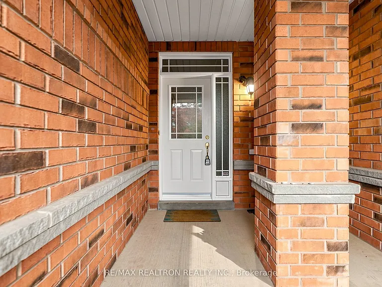 142 Mistywood Cres W — Photo 2