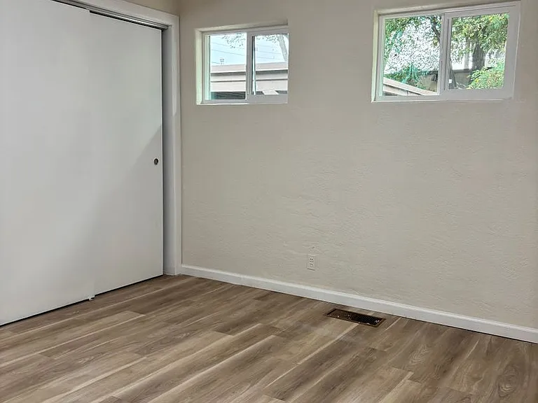 quiet triplex Near UNM's medical/law campus — Photo 22
