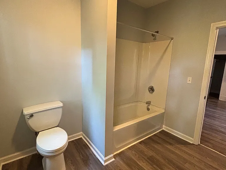 571-573 Howe Ave #573-1 — Photo 7
