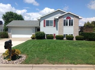 902 Lone Tree Ln, Prairie Du Sac, WI 53578