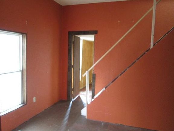 5th image of 2238 Burke St