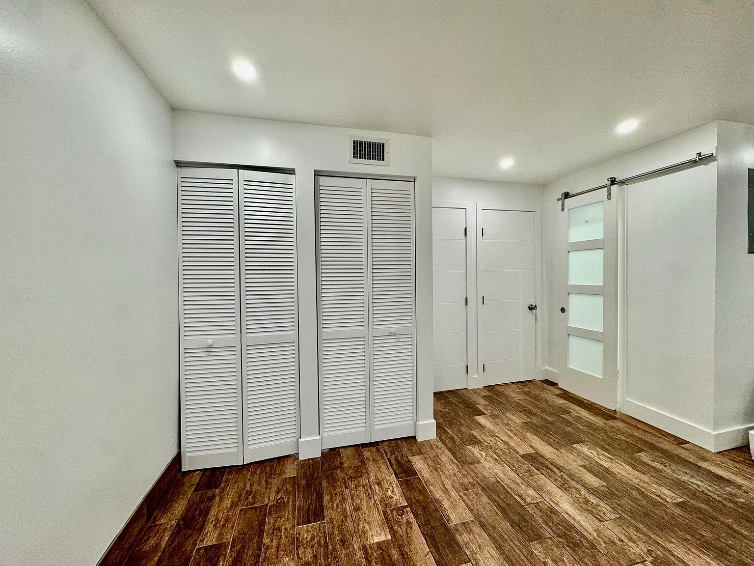 2 bed, 2.0 bath, 960 sqft, $2,400 — Photo 4