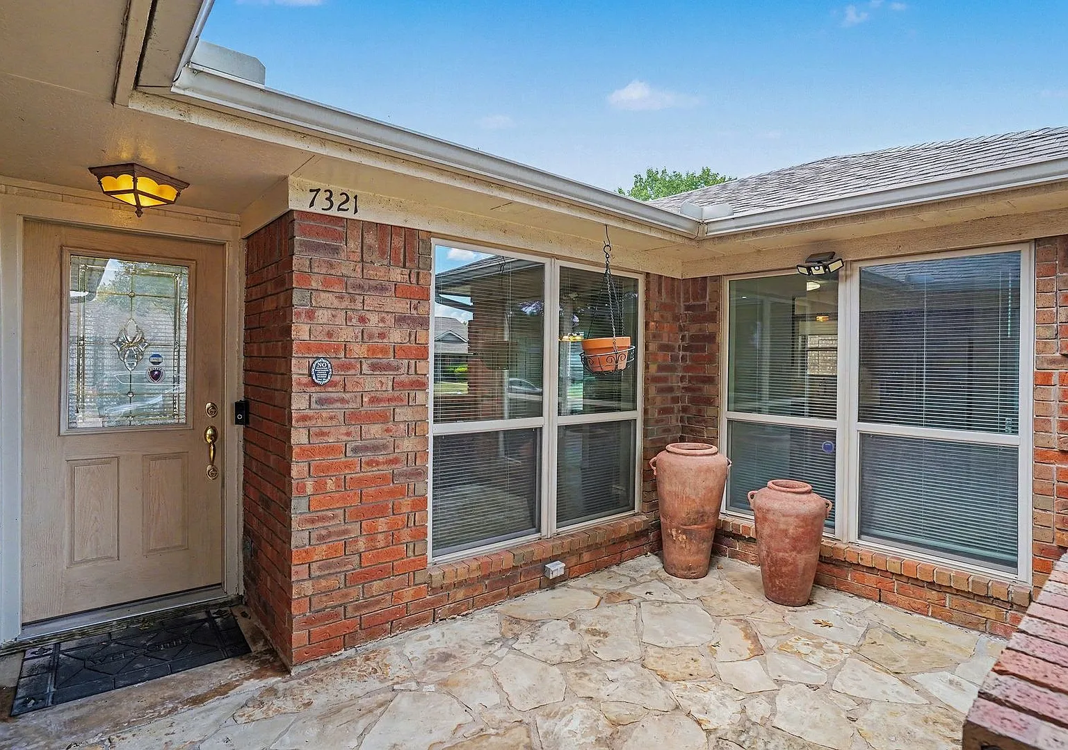 Spacious Single-Story Home with Fireplace, Large Backyard & 2-Car Garage — Photo 3