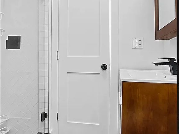 5th image of 12 Wilson Ave APT 3R