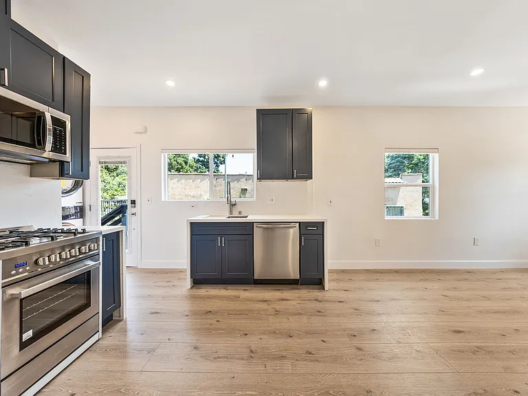 1431 Silver Lake Blvd #1/2 — Photo 2