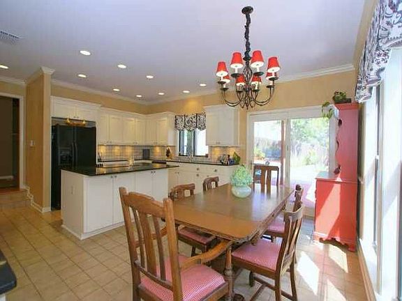 Kitchen and breakfast