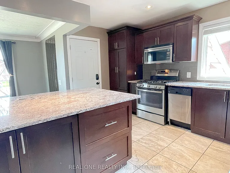 138 Welbourn Dr #UPPER — Photo 4