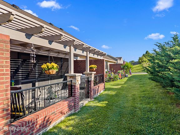 3rd image of 803 Fountain View Way