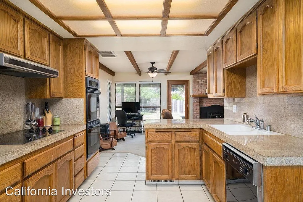 100 Llewellyn Ct photo 1