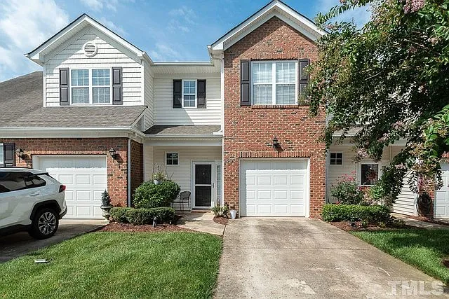 3 bed, 2.5 bath, 1582 sqft, $1,995 — Photo 1