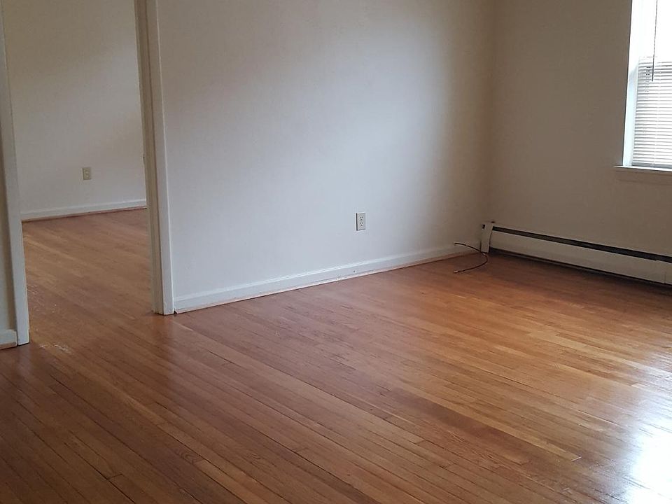 2nd image of 817 Harrington Ave #8