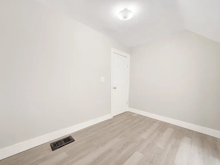 127 Riverside Ave — Photo 10